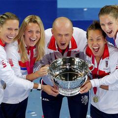 República Checa gana otra vez con Strycova como heroína