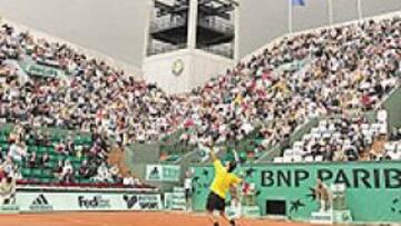 <b>NUBARRONES SOBRE EL SERVICIO DE CHARLY</b>. La acción de saque de Moyá se diluye bajo los nubarrones de París. De esas nubes emergió Coria.