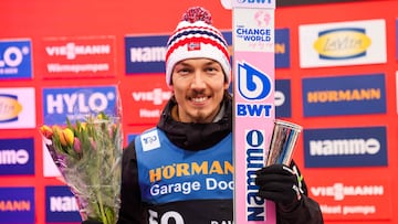 Johann Andre Forfang en el podio de la Copa del Mundo de Saltos de esquí en Oslo.