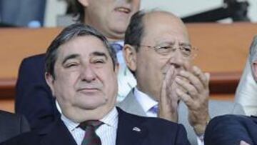 <b>MAL FINAL. </b>Lendoiro y Pernía , en un palco, en un partido entre Deportivo y Racing