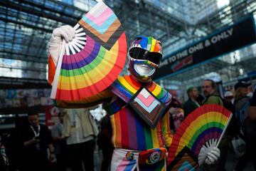 Un asistente vestido como un Power Ranger del Orgullo posa durante la Comic Con de Nueva York en el Centro de Convenciones Jacob K. Javits.