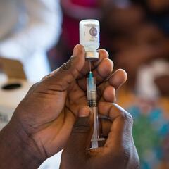 Vacunación COVID-19: Niña de 13 años, primera en recibir la vacuna contra el SARS-CoV-2