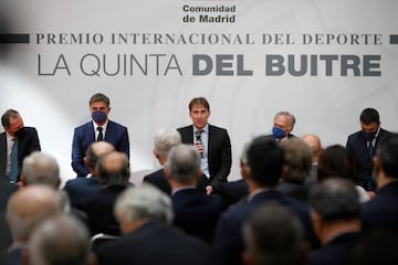 El exjugador del Real Madrid Rafael Martín Vázquez (c), interviene junto a sus excompañeros Emilio Butragueño, Míchel, Sanchís y Miguel Pardeza.