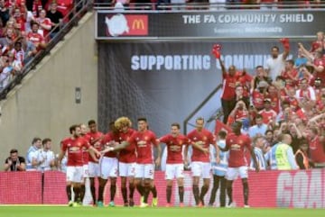 Los jugadores del Manchester celebran el segundo gol de Ibrahimovic que les da el trofeo.