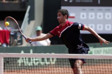 Tenis, Chile v Republica Dominicana, Copa Davis 2016.
El jugador de Chile Hans Podlipnik juega la bola contra Republica Dominicana durante el partido de dobles del grupo I americano de Copa Davis.