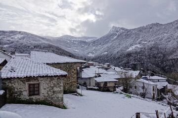 Varios tejados cubiertos de nieve, a 18 de enero de 2023, en San Juan de Beleño, Ponga, Asturias (España). La Agencia Estatal de Meteorología (Aemet) ha elevado a naranja el nivel de alarma en Asturias, tanto por fenómenos costeros, como por acumulaciones de nieve que podrían ser de 20 centímetros en cotas superiores a los 1.000 metros. No solo los puntos más altos de la región se teñirán de nieve. La Aemet avisa de que hoy nevará por encima de los 300 metros en el interior y que en estos puntos podrían registrarse acumulaciones de hasta cinco centímetros de nieve.
18 ENERO 2023;TEMPORAL;NIEVE;PONGA;ASTURIAS
Xuan Cueto / Europa Press
18/01/2023