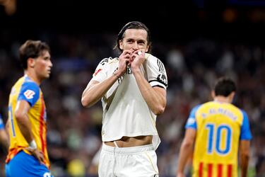 
El lateral blanco hizo un partido defensivo notable y la guinda la puso con un soberbio gol para cerrar la goleada. 