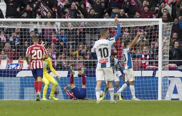 Balón a la espalda de la defensa del Espanyol que controla Morata y su centro lo remata a gol Correa casi sobre la línea.
