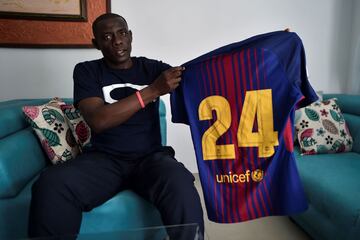 Yerry Mina's uncle, Arley Mancilla Aponza - a former football player-, holds a jersey of his nephew.