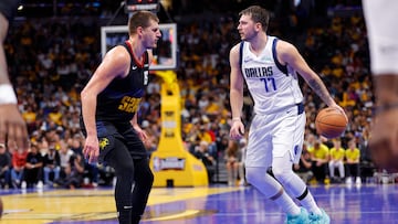 Nikola Jokic, pívot de Denver Nuggets, defiende a Luka Doncic, base de Dallas Mavericks.