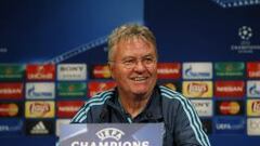 Guus Hiddink, en la rueda de prensa previa al partido de ida de octavos de final de la Champions League entre el PSG y el Chelsea.