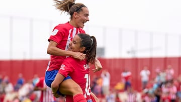 Sheila Guijarro celebra con Ainhoa Moraza uno de sus goles con el Atlético al Athletic.