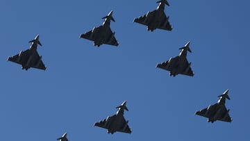 Aviones del Ejército del Aire durante el acto solemne de homenaje a la bandera nacional y desfile militar en el Día de la Hispanidad.