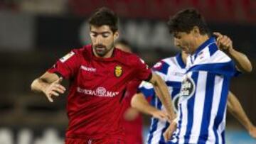 El delantero del RCD Mallorca &Aacute;ngel Javier Arizmendi trata de escapar de Jes&uacute;s V&aacute;zquez, del Deportivo de La Coru&ntilde;a, durante el partido de vuelta de los dieciseisavos de final de la Copa del Rey, disputado esta noche en estadio Iberostar de Palma de Mallorca. 