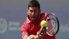 Novak Djokovic devuelve una bola durante su partido ante Andrej Martinen las semifinaldes del Open de Belgrado en el Novak Tennis Centre de Belgrado, Serbia.