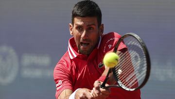 Novak Djokovic devuelve una bola durante su partido ante Andrej Martinen las semifinaldes del Open de Belgrado en el Novak Tennis Centre de Belgrado, Serbia.