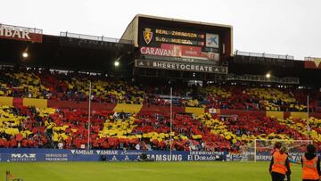 La Romareda cantó el himno a capela a la salida de los jugadores con un gran tifo en el Fondo Norte.