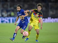 Pumas' defender #02 Pablo Bennevendo and America's forward #33 Patricio Salas fight for the ball during the Liga MX Clausura match between Pumas and America at Olimpico Universitario Stadium in Mexico City on March 21, 2026. (Photo by Alfredo ESTRELLA / AFP)