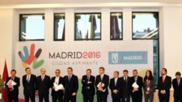 <b>EL ALCALDE LIDERA. </b>Alberto Ruiz-Gallardón, alcalde de Madrid, presentó ayer el proyecto de la candidatura olímpica para 2016 ante sus principales colaboradores.
