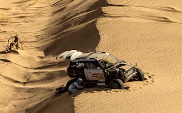 Guerlain Chicherit y Alexandre Winocq del equipo X-raid Mini JCW aparecen atrapados en una duna.