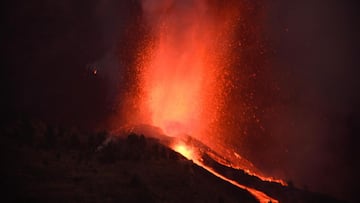 GRAFCAN3341. EL PASO (LA PALMA), 19/09/2021.- Una erupci&oacute;n volc&aacute;nica ha comenzado esta tarde de domingo en los alrededores de Las Manchas, en El Paso (La Palma), despu&eacute;s de que el complejo de la Cumbre Vieja acumulara miles de terremo