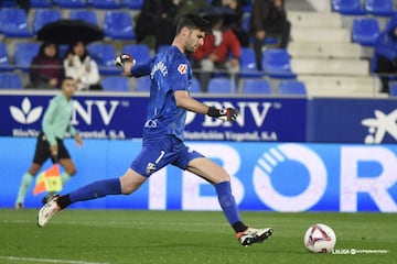 El Huesca tuvo un difícil encuentro ante el Almería en el que jugó con uno menos desde el 36’, por expulsión de Diego González. Antes, Juan Pérez ya había dejado su impronta, con un penalti parado a un especialista como es Luis Suárez. El meta acertó las intenciones del colombiano con una gran estirada.