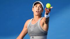 Garbi&ntilde;e Muguruza saca ante Wang Yafan durante su partido en el Hobart International.