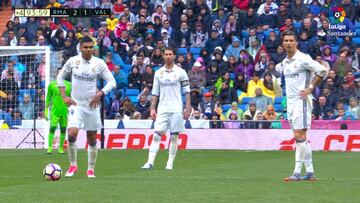 Cristiano para forzar la amarilla... Casemiro no se enteró de nada