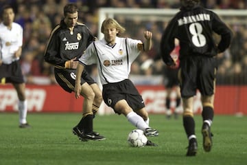 El futbolista vizcaí­no era el jefe del centro del campo del Valencia que jugó su primera final de Champions, perdida ante el Real Madrid. En la Euro de aquel año asumió los mandos del combinado español además anotó 2 goles.