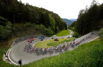 Esteban Chaves y Miguel Ángel López protagonistas de la etapa 17 en el Giro de Italia. El pedalista del Mitchelton - Scott  terminó segundo, mientras que el corredor del Astana subió un puesto en la general.