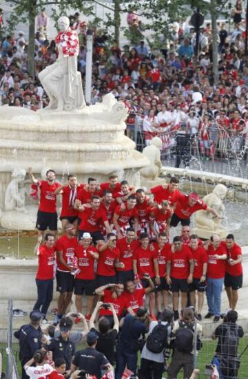 Celebración de los jugadores del Sevilla en la plaza de la Puerta de Jerez, durante el paseo triunfal que ha realizado el equipo esta tarde para festejar y ofrecer a la ciudad su quinta Liga Europa conseguida el pasado miércoles en Basilea (Suiza