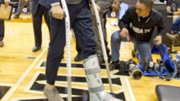 Ricky Rubio con las muletas tras presenciar el Timberwolves-Knicks de esta semana.