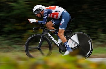 Vincenzo Nibali durante la contrarreloj individual de la última etapa del Giro de Italia 2020, una ruta de 15,7 kilómetros entre Cernusco sul Naviglio y Milán.