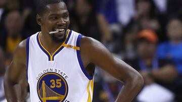 Durant se une a su compañero de equipo Stephen Curry con 34 millones, producto de su asociación con Nike, 2K Sports, Panini, Beats Electronics y Acorns. Durant es el tercero y ultimó basquetbolista con ganancias por encima de los 30 millones. 