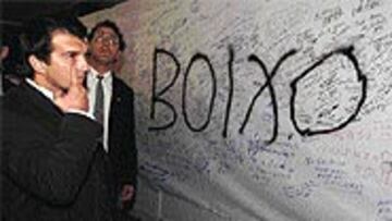 <b>UNA MANCHA</B>. Los Boixos Nois dejaron su sello en el muro de la paz.