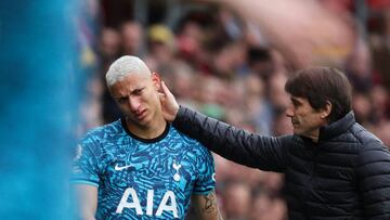 Tottenham Hotspur's Brazilian striker Richarlison (C) is conforted by Tottenham Hotspur's Italian head coach Antonio Conte as he leaves the pitch during the English Premier League football match between Southampton and Tottenham Hotspur at St Mary's Stadium in Southampton, southern England on March 18, 2023. (Photo by Adrian DENNIS / AFP) / RESTRICTED TO EDITORIAL USE. No use with unauthorized audio, video, data, fixture lists, club/league logos or 'live' services. Online in-match use limited to 120 images. An additional 40 images may be used in extra time. No video emulation. Social media in-match use limited to 120 images. An additional 40 images may be used in extra time. No use in betting publications, games or single club/league/player publications. /  (Photo by ADRIAN DENNIS/AFP via Getty Images)