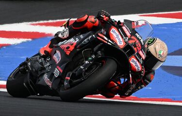 El piloto italiano, Marco Bezzecchi, sobre el asfalto del Gran Premio de San Marino de MotoGP.