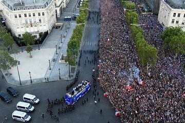 La selección francesa ha llegado al aeropuerto Roissy-Charles de Gaulle rodeado de una gran espectación. Después se han subido al clásico autobús para recorrer las calles de París y celebrar la segunda estrella con los aficionados.