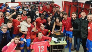 Los jugadores del Villarrobledo celebran en el vestuario su primera victoria de la temporada, conseguida contra el Talavera.