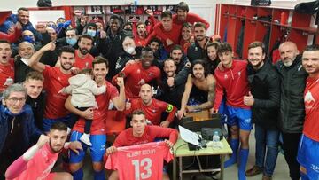 Los jugadores del Villarrobledo celebran en el vestuario su primera victoria de la temporada, conseguida contra el Talavera.