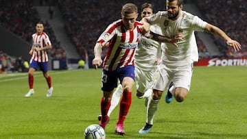 Trippier conduce un bal&oacute;n ante Nacho en el derbi ante el Real Madrid del 28 de septiembre.