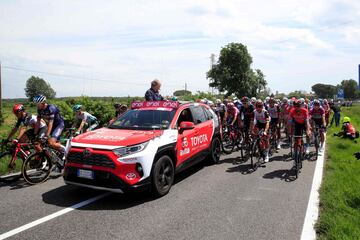 La carrera se reanuda después de un choque masivo