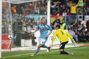 29-2-2012. España-5 Venezuela. Tres goles de Soldado, Debut de Muniain 
El fútbol venezolano lleva tiempo produciendo excelentes jugadores. Pero la vinotinto no termina de despuntar. Carlos Farias, su seleccionador, hizo un entrenamiento previo que duró más de tres horas. Un verdadero tostón. España se dio un masaje con la magia de Silva e Iniesta más la efectividad de Roberto Soldado, que anotó tres goles. Fernando Amorebieta, que no llegó a jugar con España en un partido contra Rumanía en Cádiz de 2006, lo hizo con Venezuela y terminó expulsado. Los sudamericanos acabaron agotados.