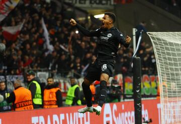 1-0. Ansgar Knauff celebra el primer gol.