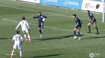 La mano dentro del área del Recreativo de Huelva, con 2-1 en el marcador.