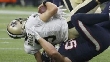  J.J. Watt, defensive end de Houston Texans, realizando un sack a Drew Brees, quarterback de New Orleans Saints. 