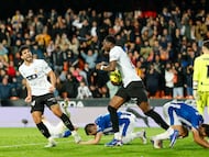 VALENCIA, 08/03/2026.- El defensa suizo del Valencia Eray Cömert (i) celebra su gol, segundo del equipo ché, durante el partido de la jornada 27 de LaLiga entre el Valencia CF y el Deportivo Alavés, este domingo en el estadio de Mestalla. EFE/ Ana Escobar