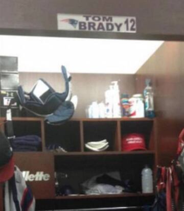 La taquilla de Tom Brady y la gorra roja con el lema de Donald Trump.