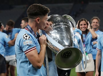 Julián Álvarez kisses the Champions League after City beat Inter 1-0 in Istanbul.