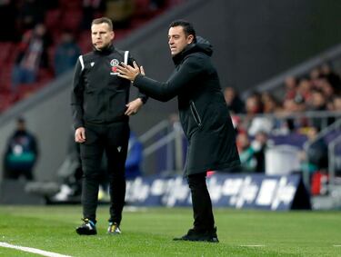 Xavi Hernández anima a sus jugadores desde su área técnica.